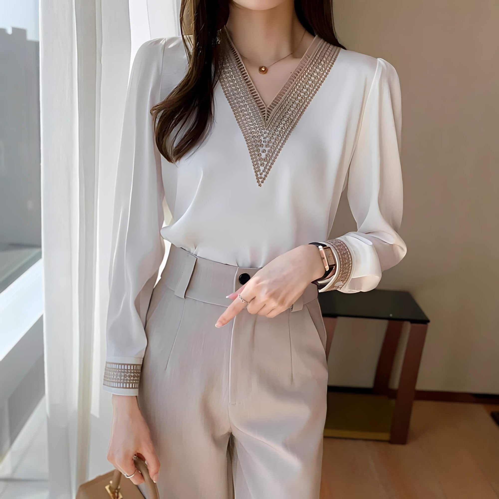 Blusa Decote V com Bordado Branco 4