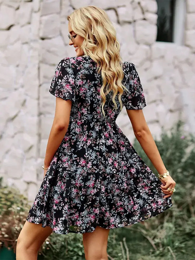 Vestido Feminino Curto em Camadas de Chiffon