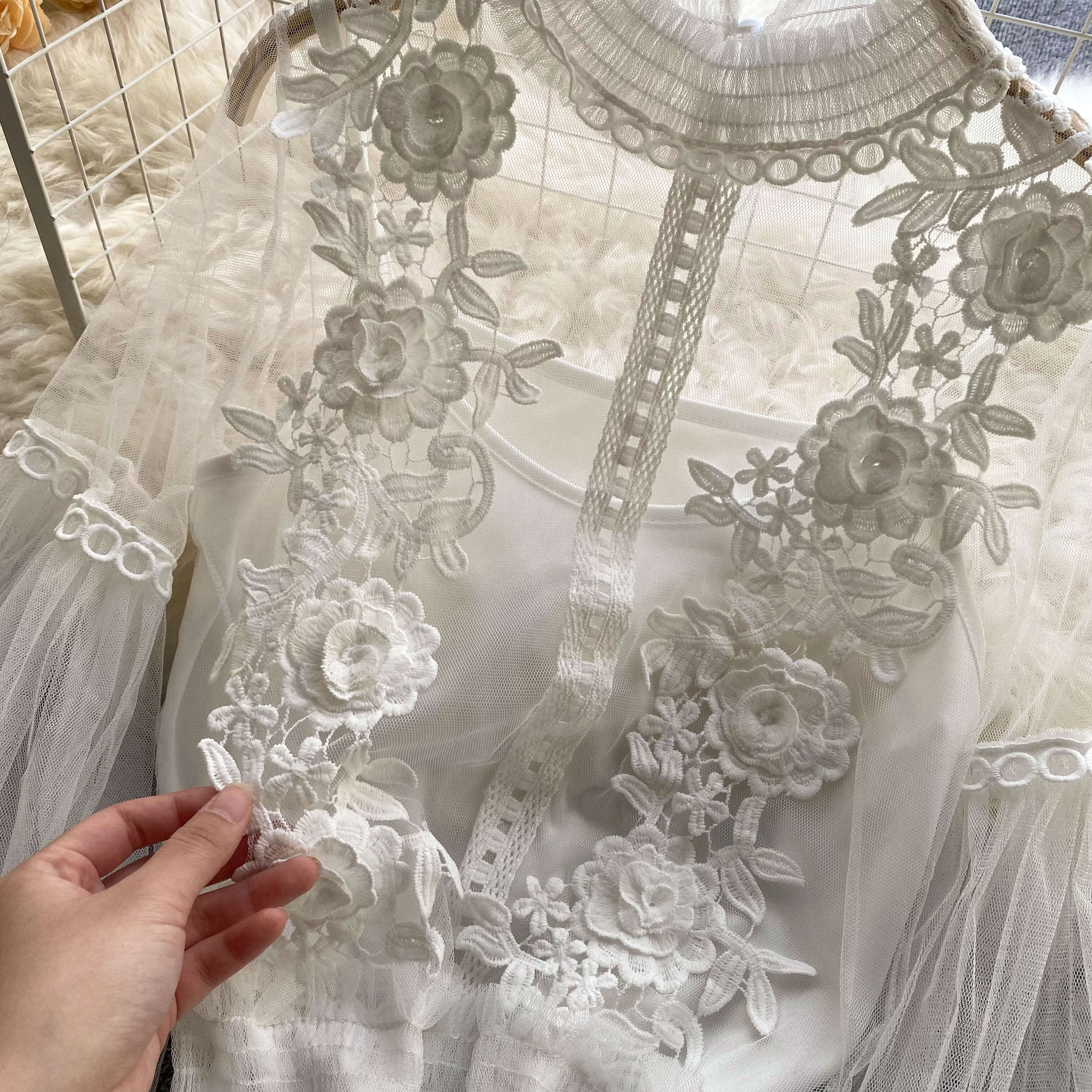Blusa Feminina de Tule com Detalhes Bordados