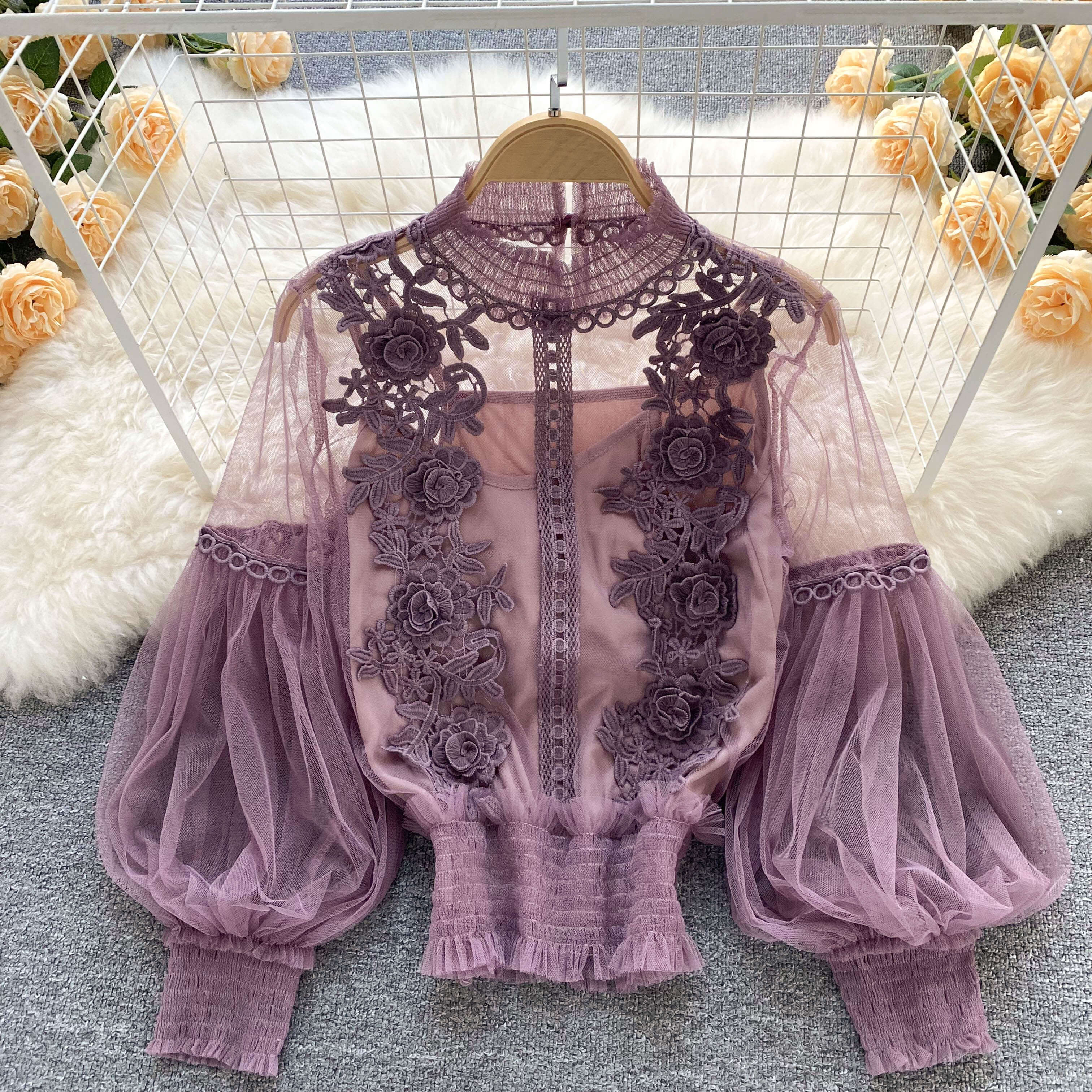 Blusa Feminina de Tule com Detalhes Bordados