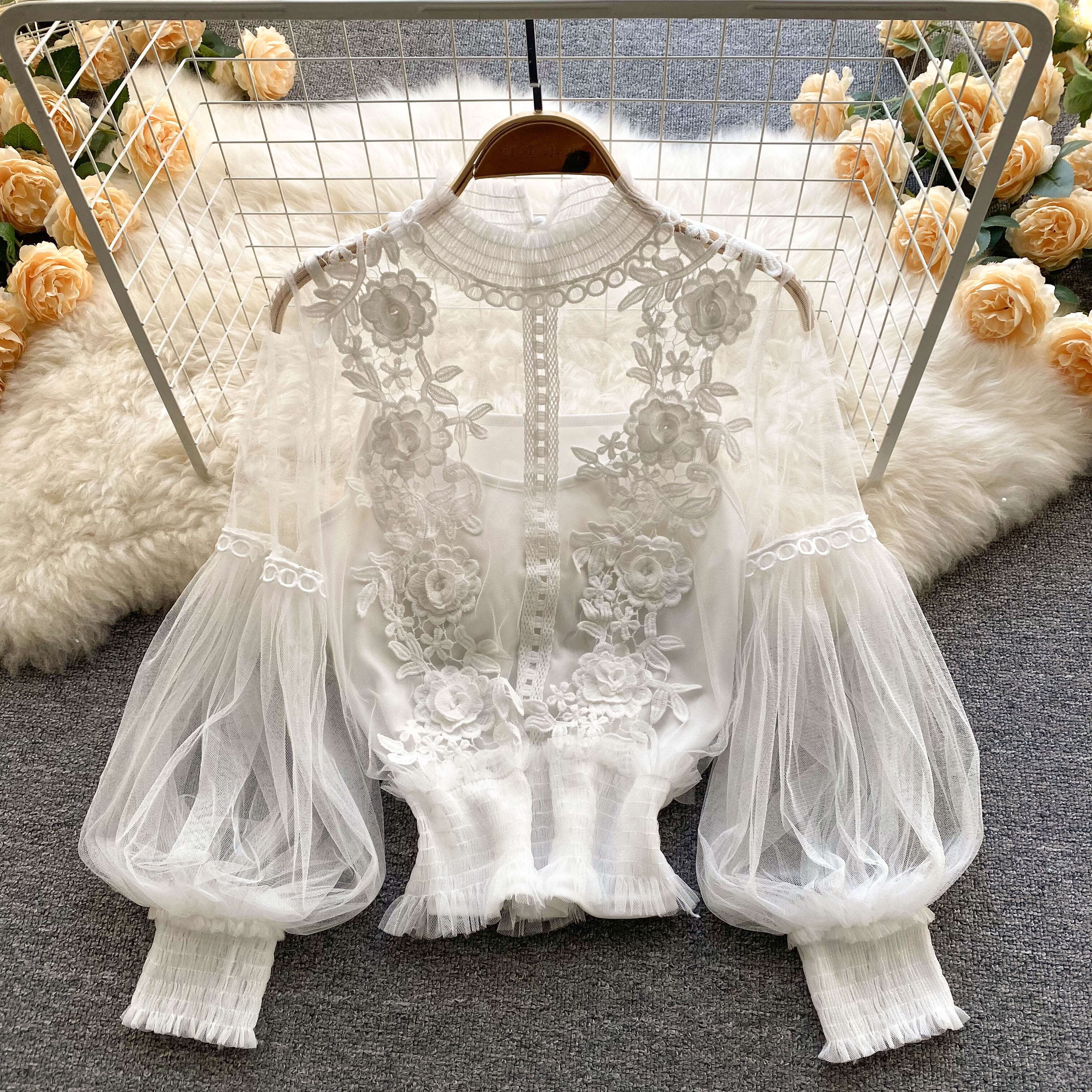 Blusa De Tule Com Detalhes Bordados Priene 31