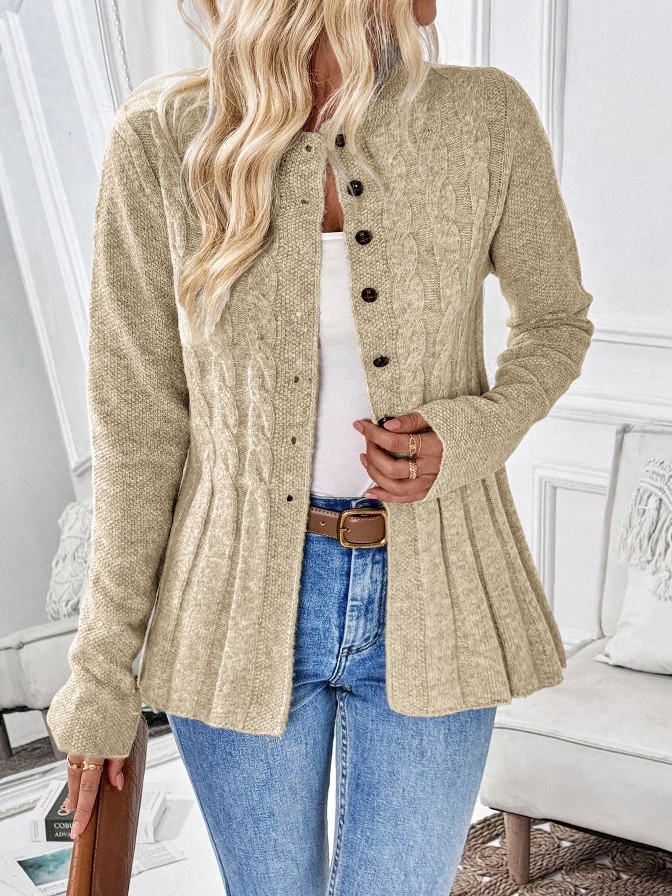 Cardigan de Lã Acinturado com Tranças e Botões Bege 08