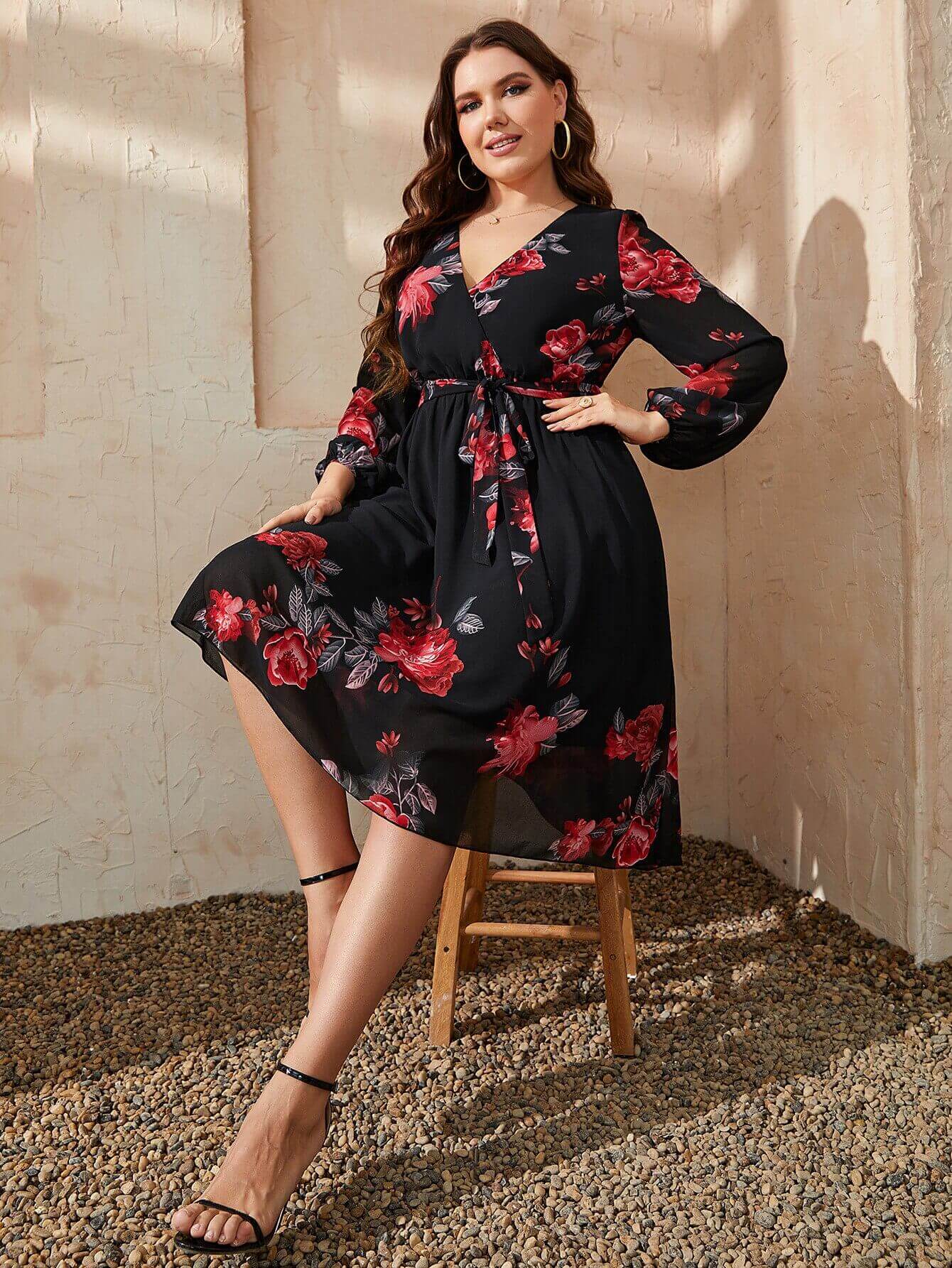 Vestido Transpassado de Chiffon Plus Size Preto 5